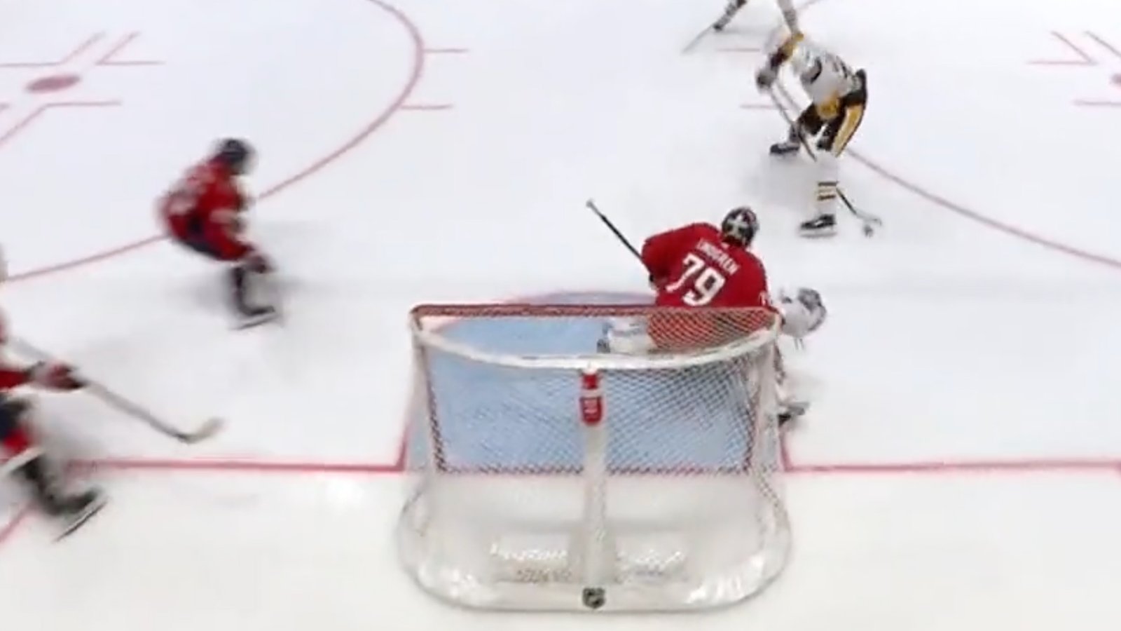 Evgeni Malkin misses out on huge chance as he attempts slick move!