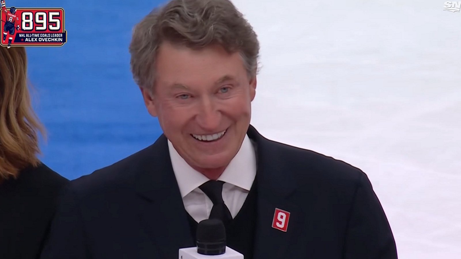 3 ways Wayne Gretzky paid tribute to Gordie Howe on Sunday.