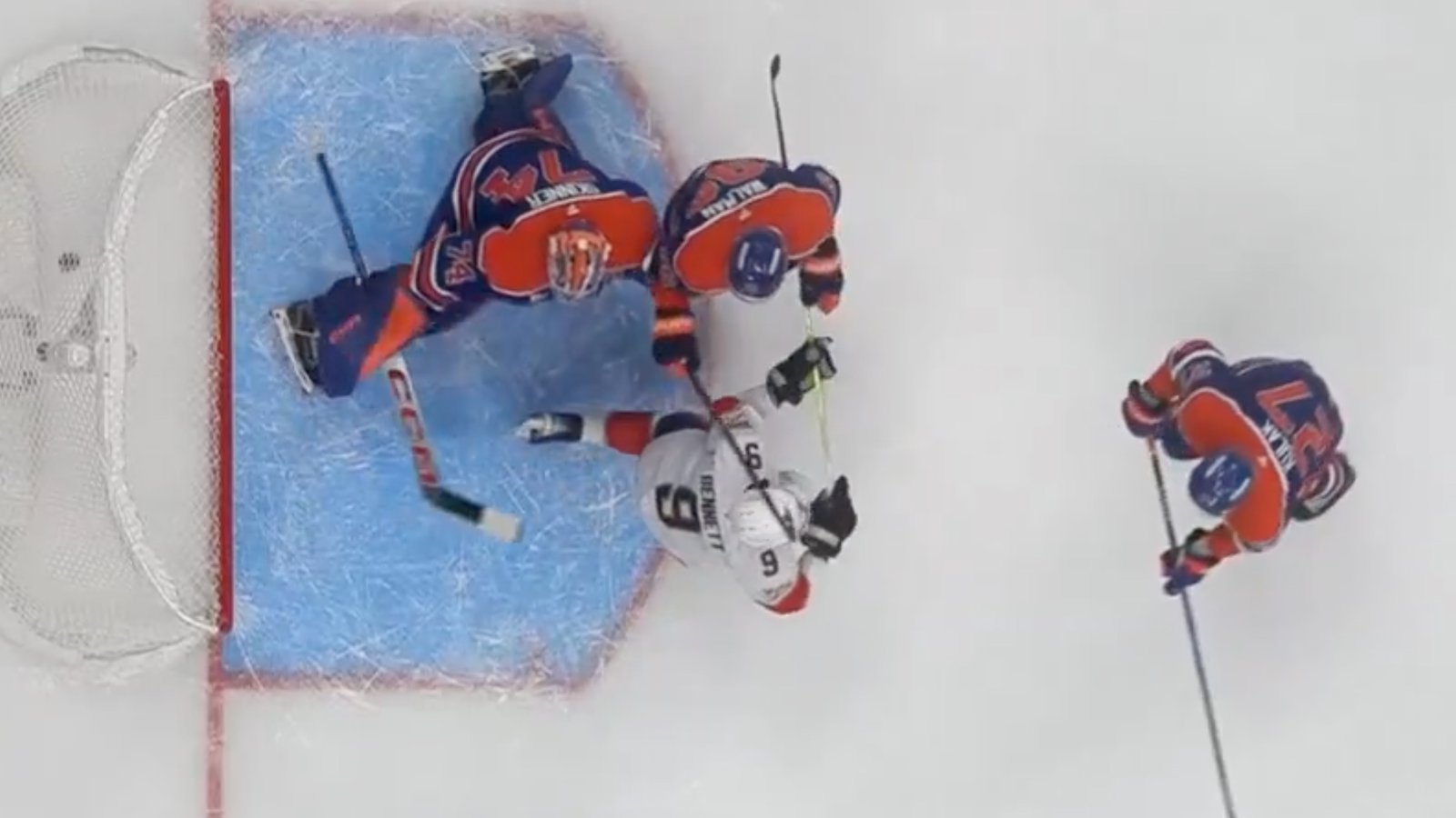 Terrible decision by the Oilers causes Florida to take the lead in Game 1 