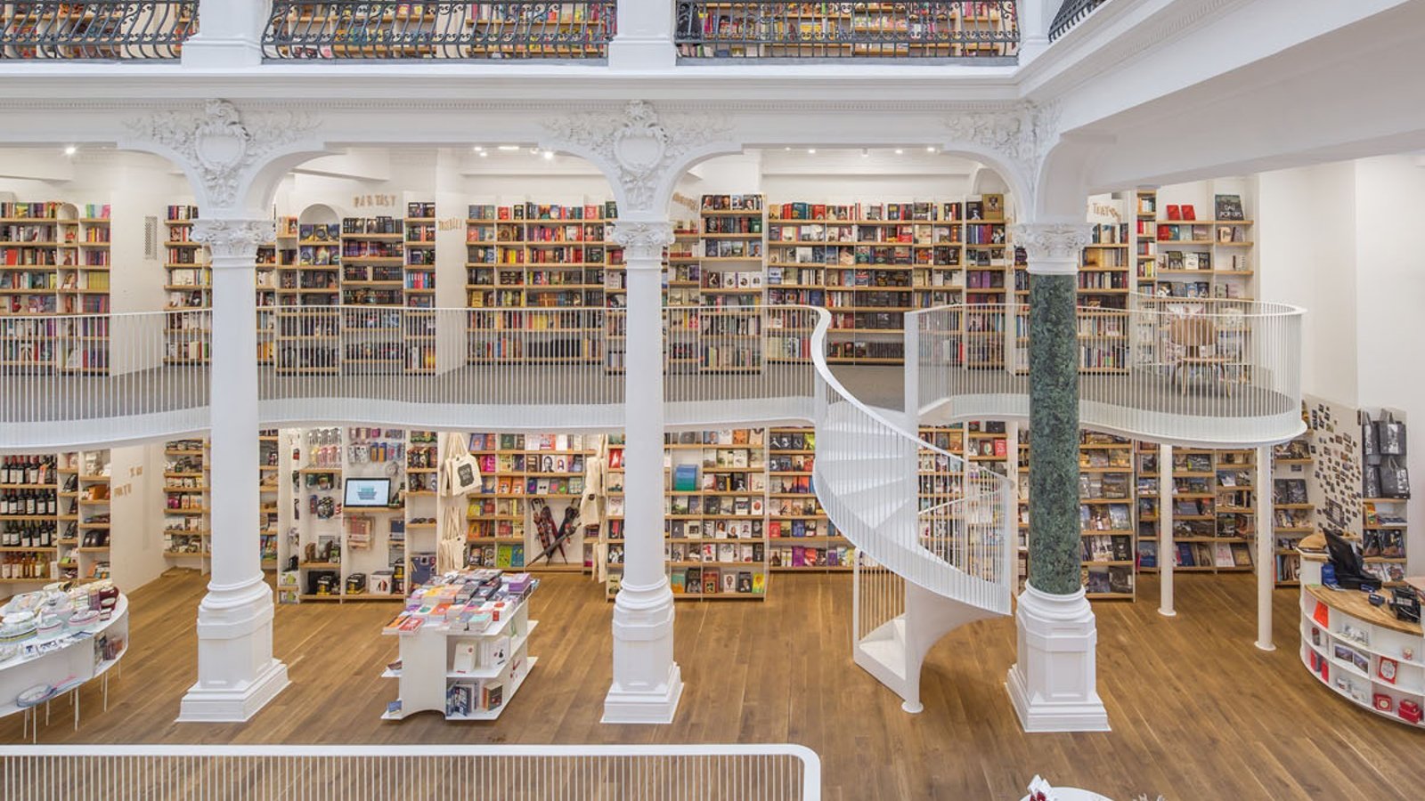 Incroyable transformation d’un bâtiment historique en bibliothèque somptueuse 