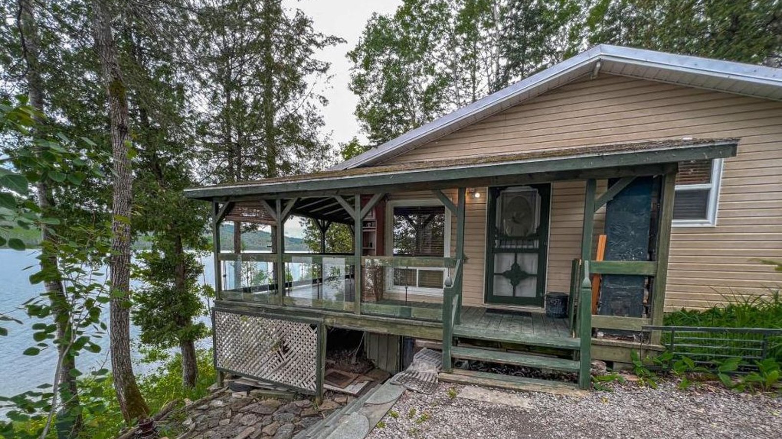 Seulement 115 000 $ ! Chalet meublé au charme rustique sur les rives d'un lac