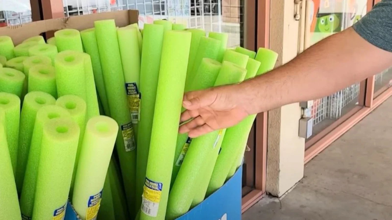 Créez une décoration d’Halloween originale avec des nouilles de piscine