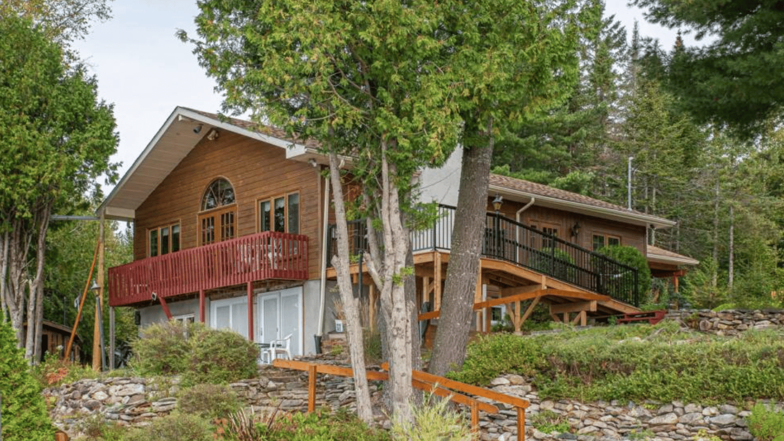 Petit paradis avec plage au bord de l'eau pour profiter de la nature