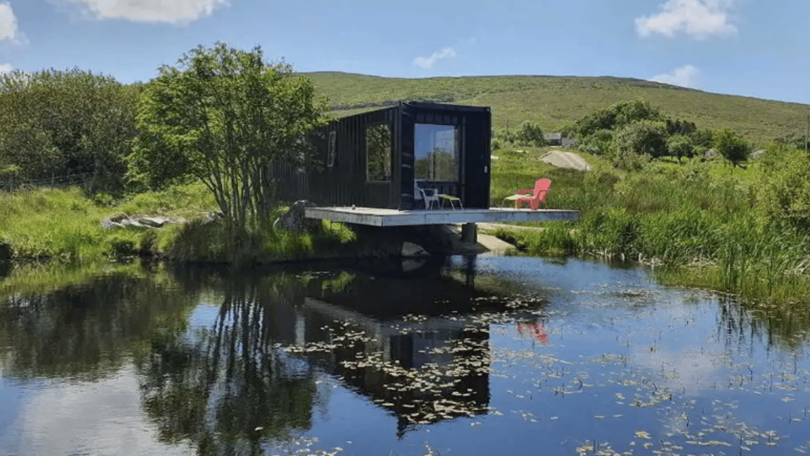 Ce conteneur sur le bord de l'eau est un véritable petit paradis