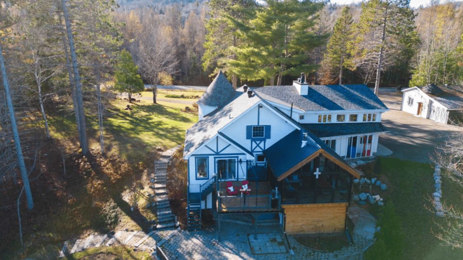 Grande maison au bord de la rivière qui n'attend que votre famille