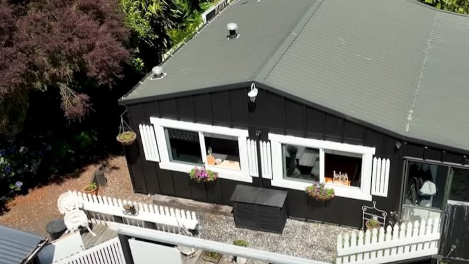 Une femme transforme un vieux garage en une magnifique maison digne d'une reine