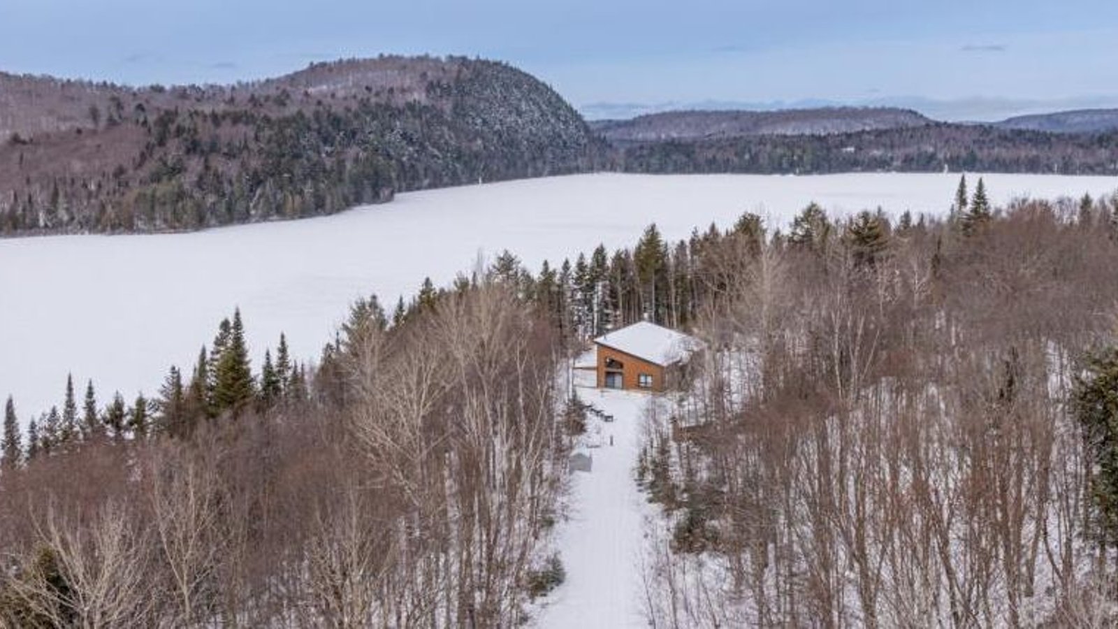 Superbe refuge au décor farmhouse blotti dans un paradis naturel de 119 920 pi²