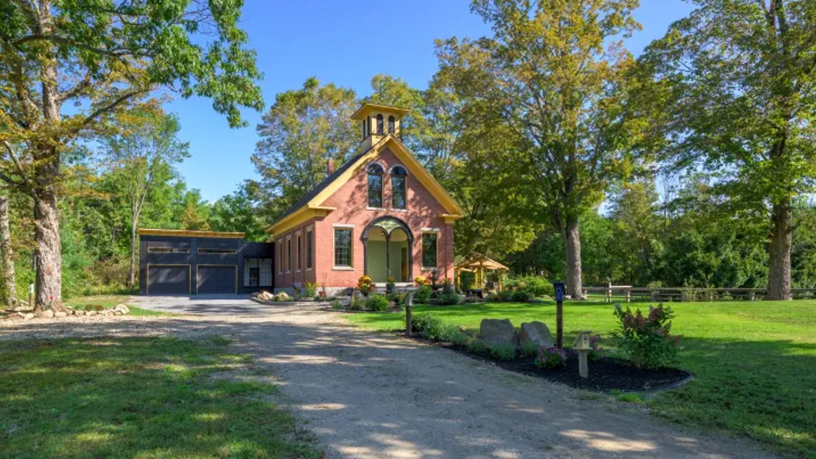 Un couple a acheté une école du XIXe siècle pour 210 000 $ et en a fait une ravissante maison