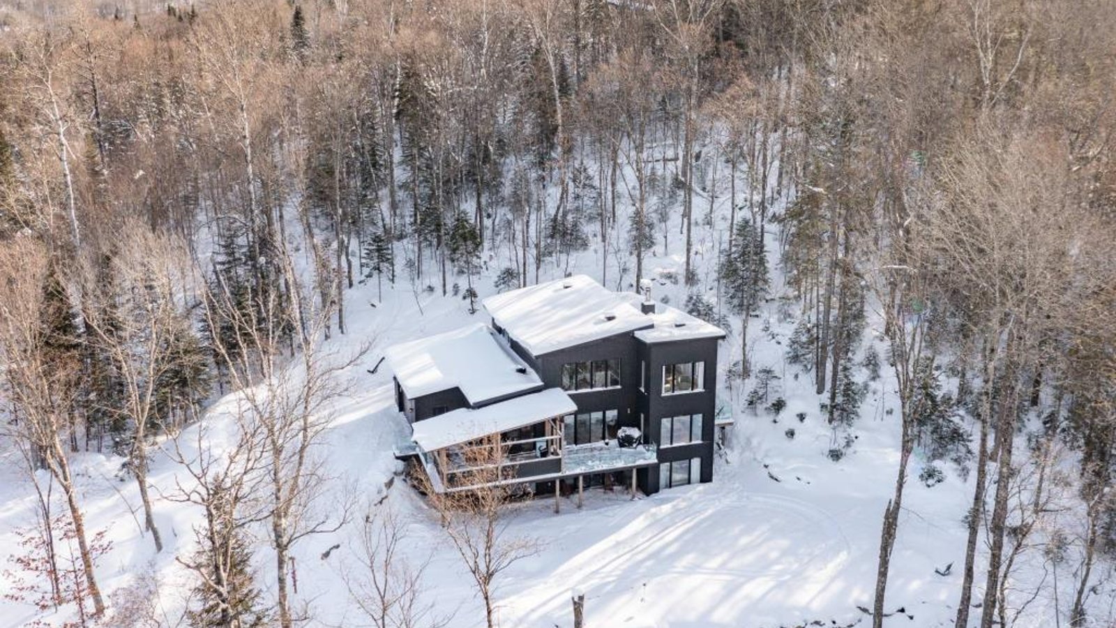 Paradis boisé de 70 485 pi² en montagne à quelques pas d'un lac