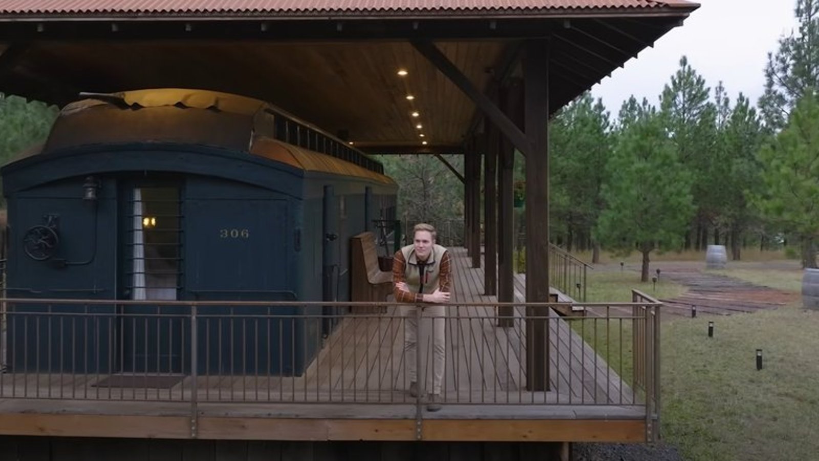 Une famille achète un vieux wagon de train de 115 ans et le transforme en une location Airbnb unique