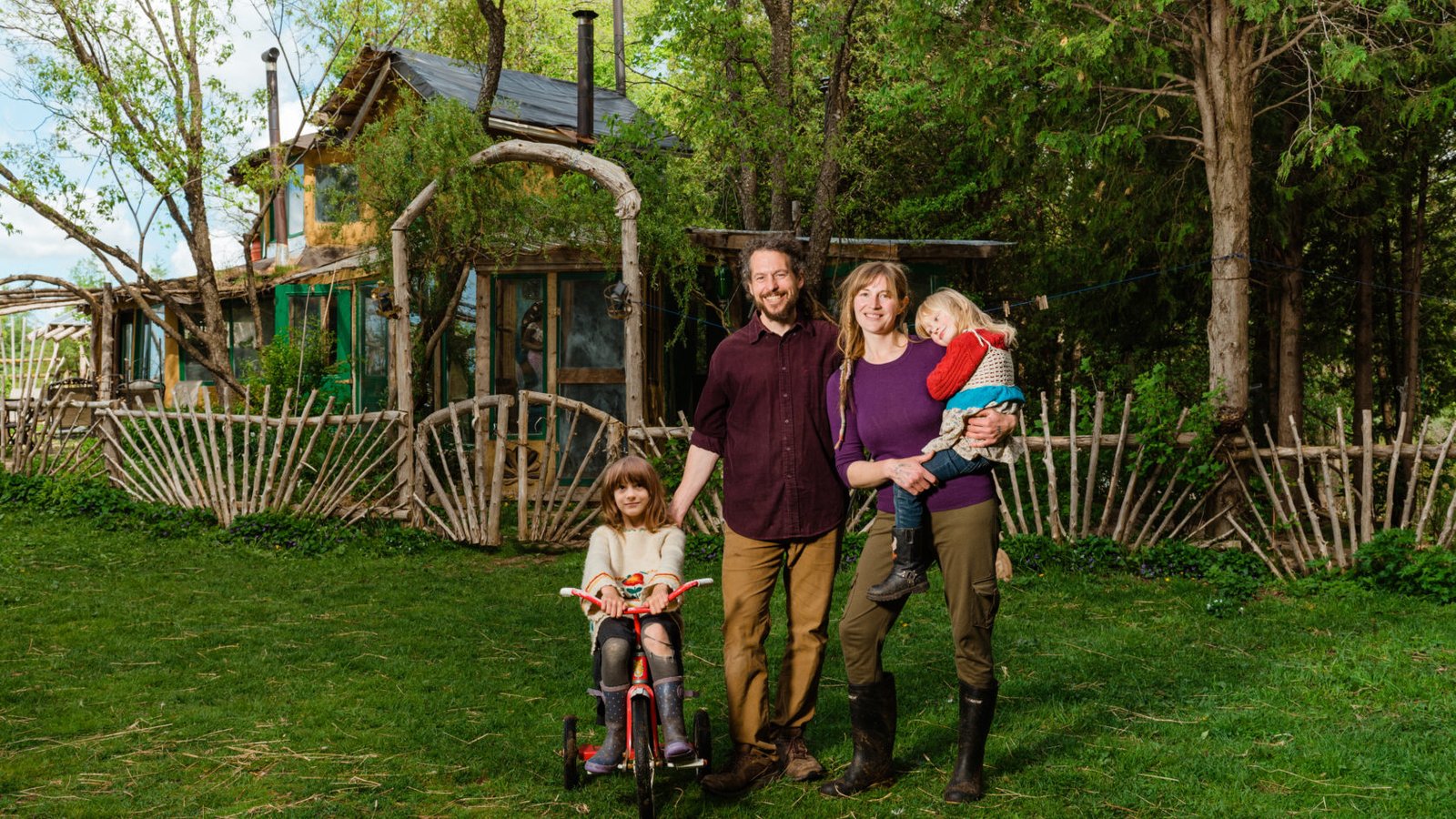 Une jeune famille vit dans une maison autonome construite avec de l'argile et n’a presque plus de dépenses à payer