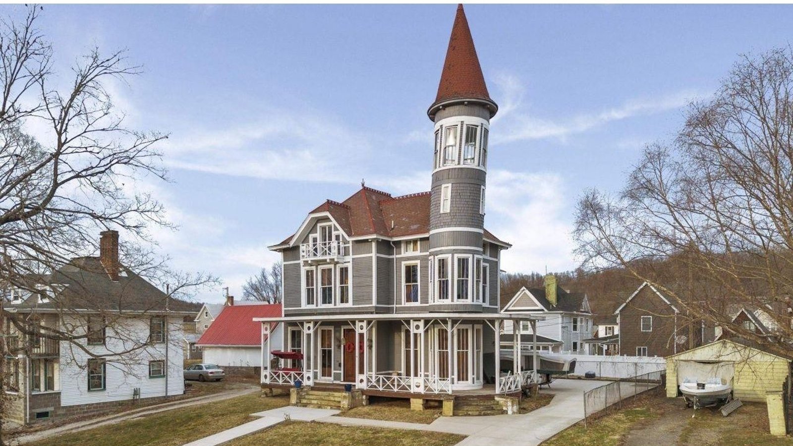 Cette maison fascinante avec une tour penchée fait son grand retour sur le marché 