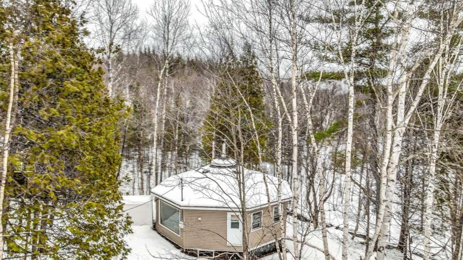 Vendu meublé à 155 000 $! Chalet à l'architecture unique niché dans le silence de la forêt