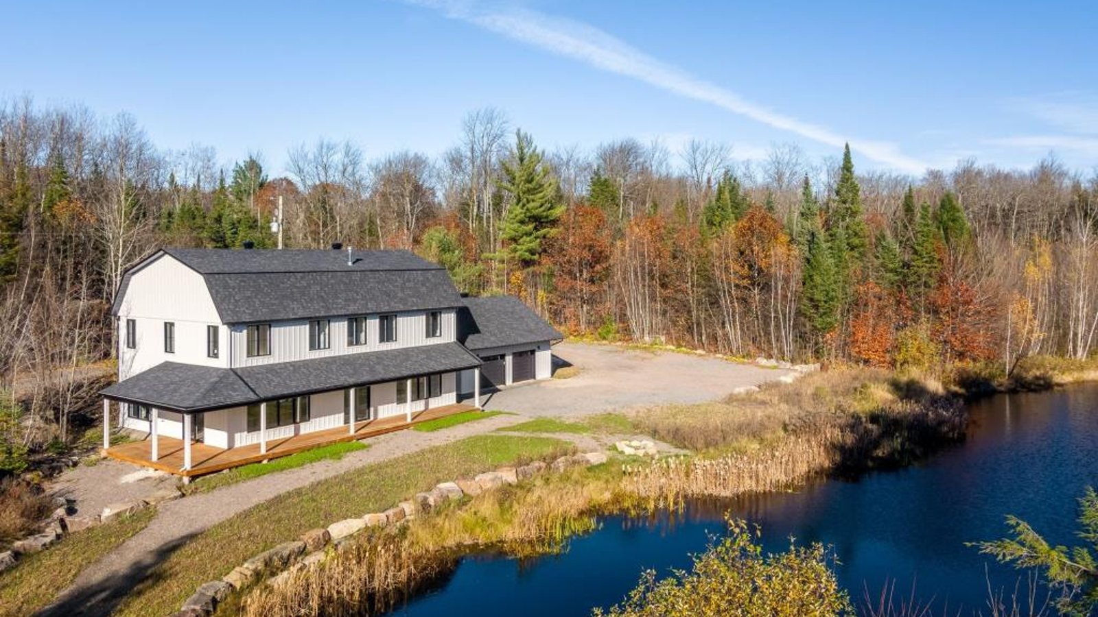 Profitez de la tranquillité de la nature et d'un lac privé dans cette oasis de 17,5 acres 