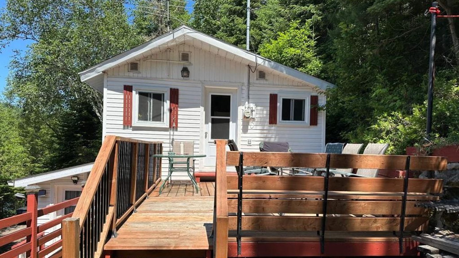 Tout meublé et équipé 144 900 $! Chalet au charme pittoresque surplombant un lac