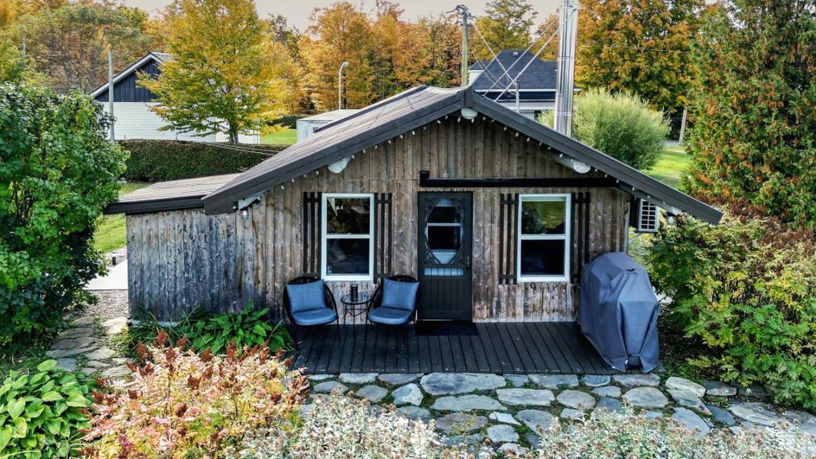 Chaleureux chalet en bois rond rénové avec style à vendre pour 139 900 $