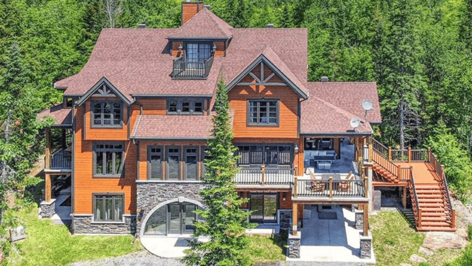 Luxueuse et imposante maison à Mont-Tremblant avec accès au lac