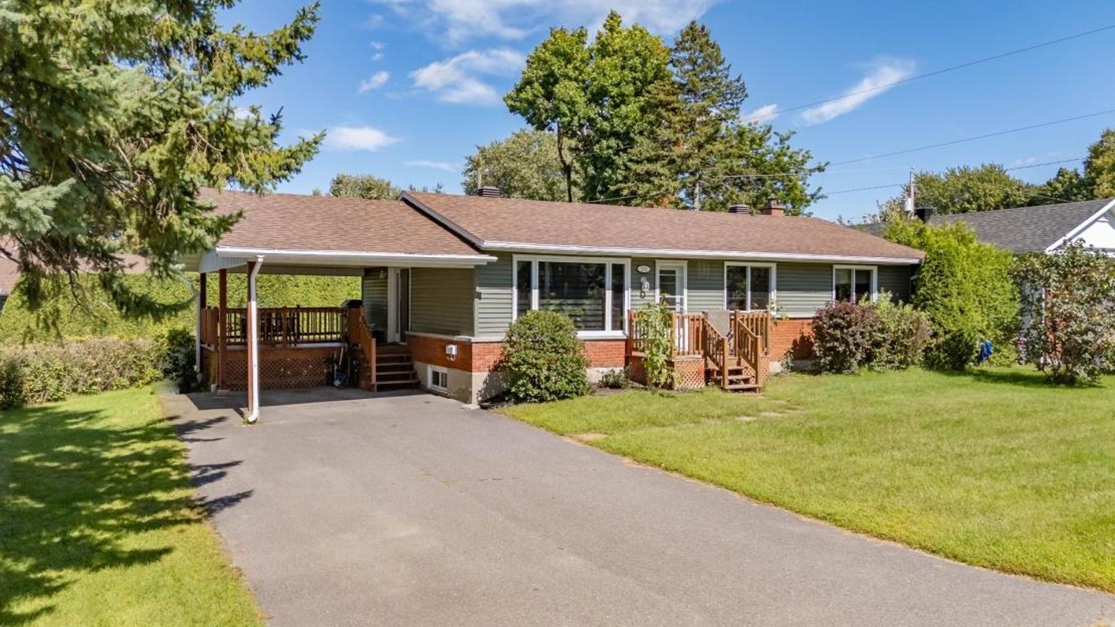 Une piscine, un terrain intime, 4 chambres à coucher et un prix de vente de 294 900 $