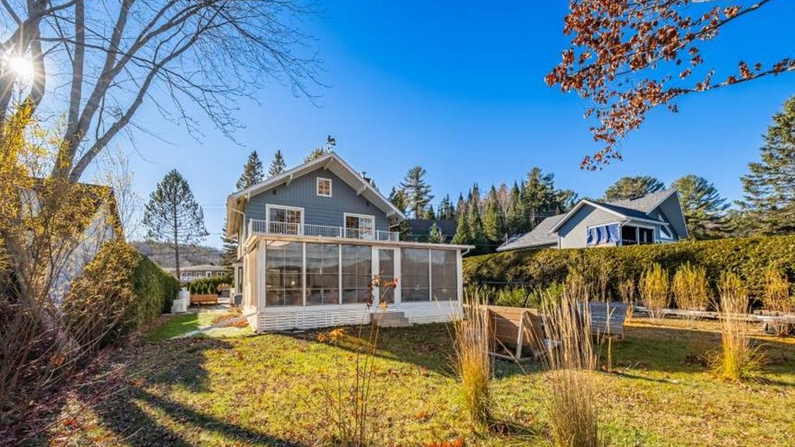 Succombez aux charmes paisibles de ce refuge sur la rive d'un lac navigable