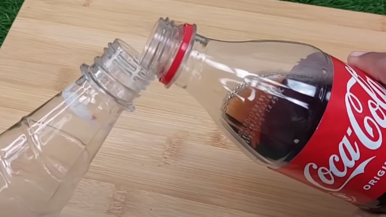 Une maman fait un mélange de Coca-Cola et d’autres ingrédients pour un nettoyage incroyablement efficace