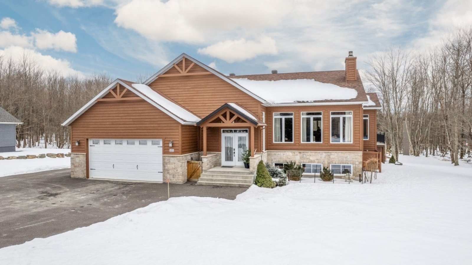 Un grand terrain pour une maison à l'ambiance chaleureuse; ce coin de paradis vous attend