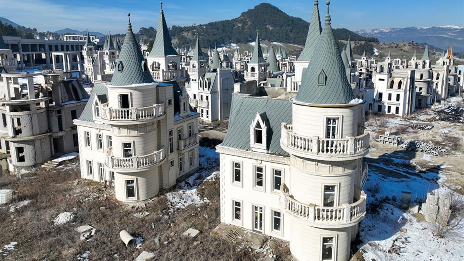 L’étrange histoire d’un village de petits châteaux abandonnés 