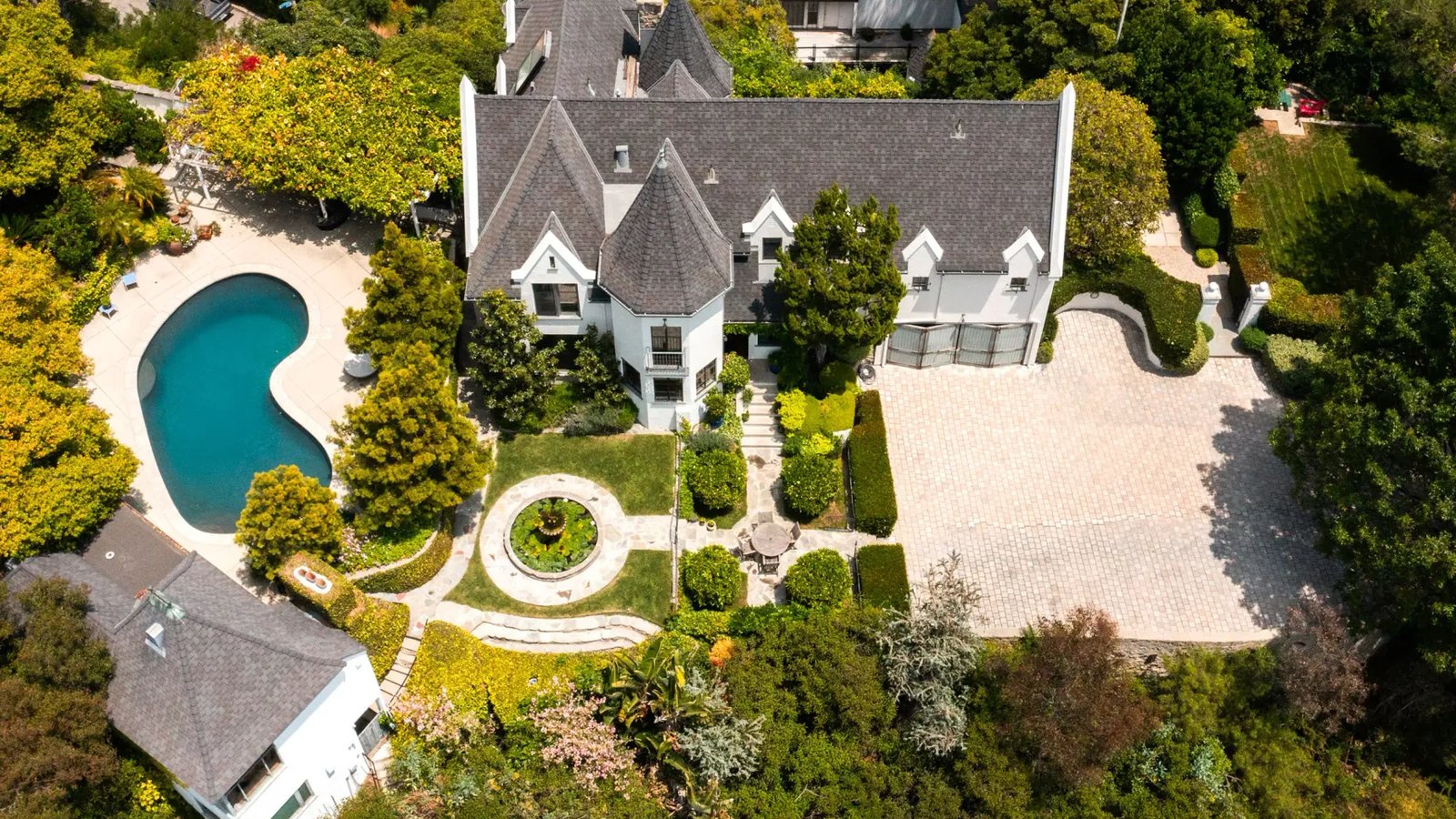 Les Beatles, Marlon Brando et plusieurs autres célébrités ont tour à tour habité cette luxueuse résidence 