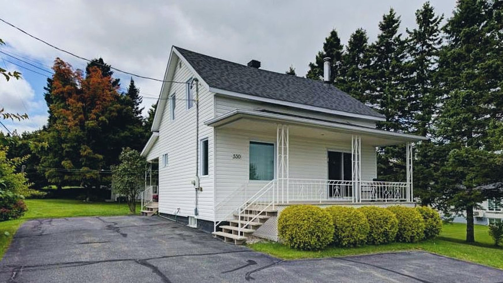 Charmante maison à 129 500 $ avec belle cour intime bordée d'arbres matures