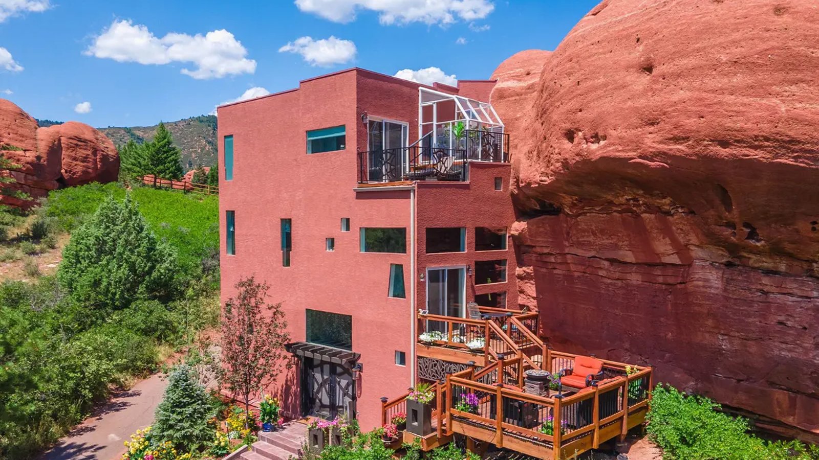 Une maison fusionnée avec rocher rouge vieux de 200 millions d'années offre une expérience de vie digne des Pierrafeu