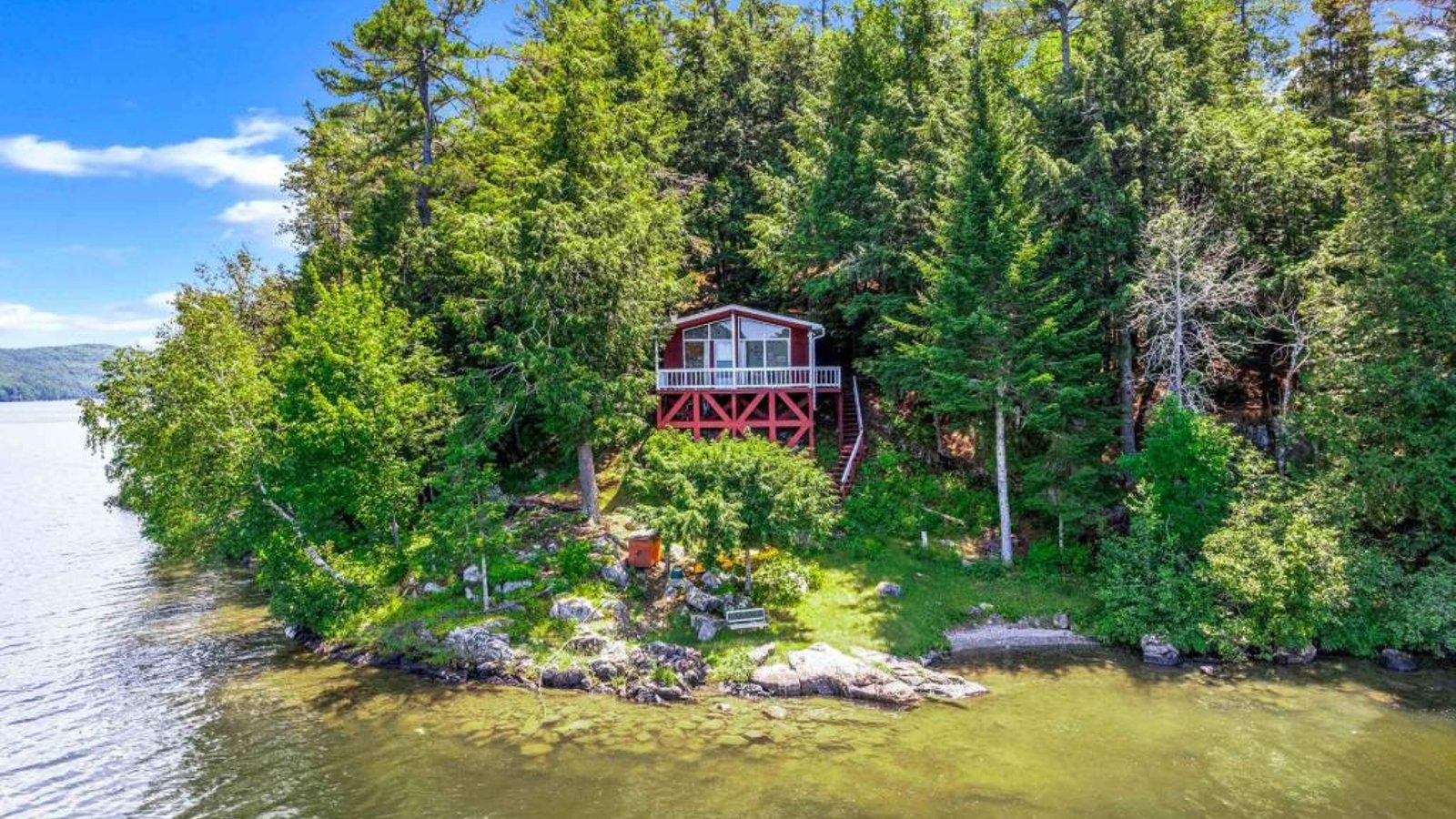 Tout meublé! Coquet chalet paisiblement niché au bout d'une presqu'île