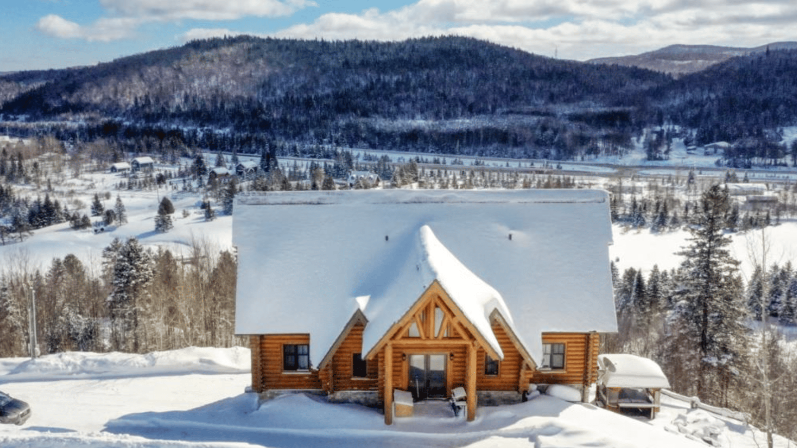 Vendu meublé et équipé ! Spacieux chalet de rondins à vendre avec une vue pittoresque sur les montagnes