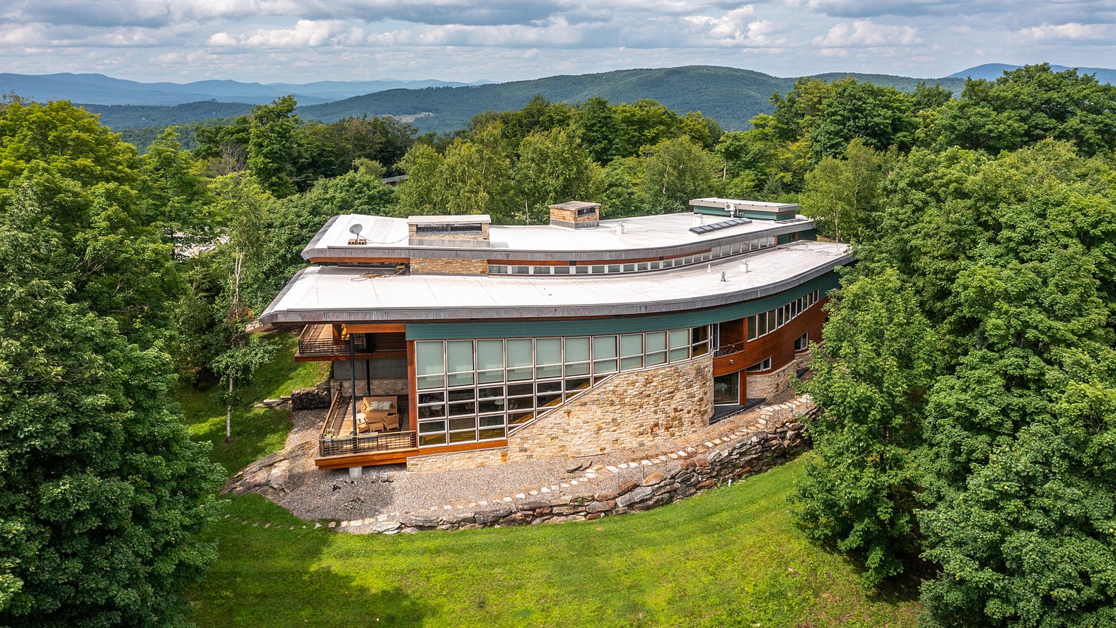 Sanctuaire où l’élégance architecturale rencontre la tranquillité de la montagne 