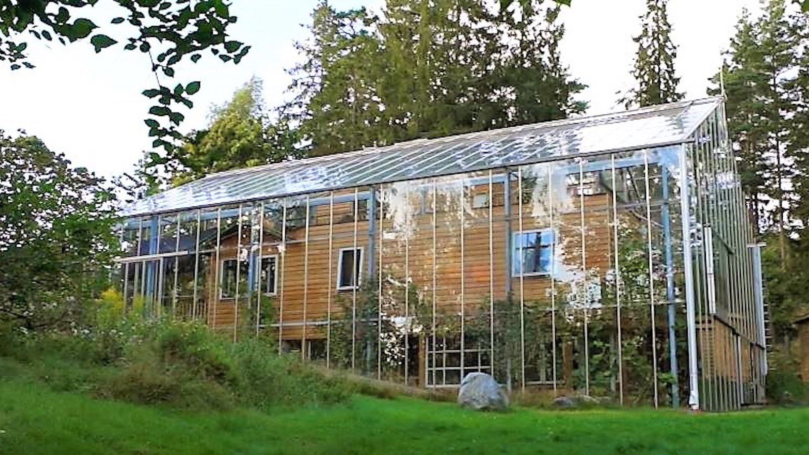 Un couple crée une serre innovante pour maintenir la chaleur de leur maison en hiver