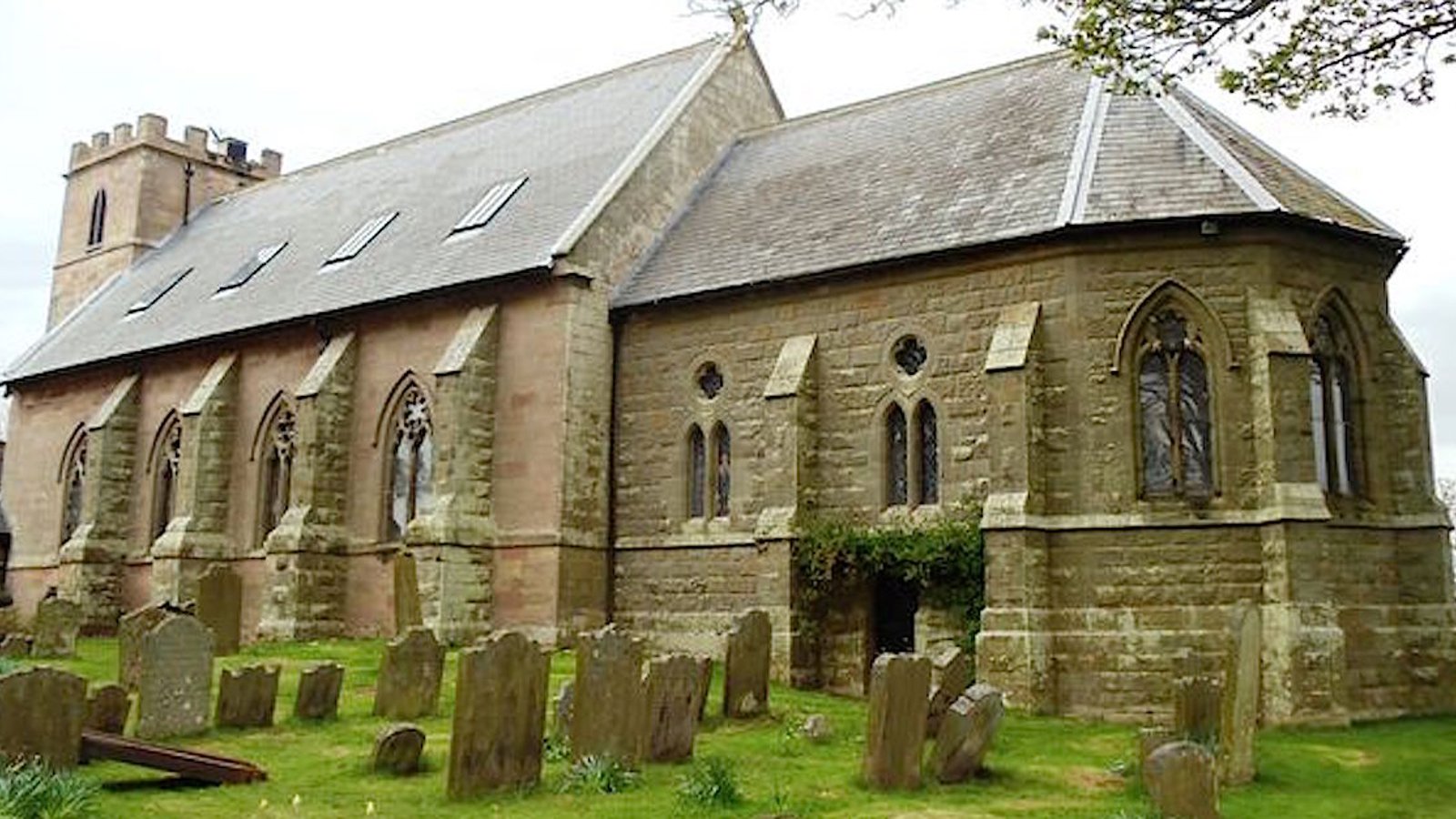 Incroyable église de 1792 métamorphosée en maison au design inégalé