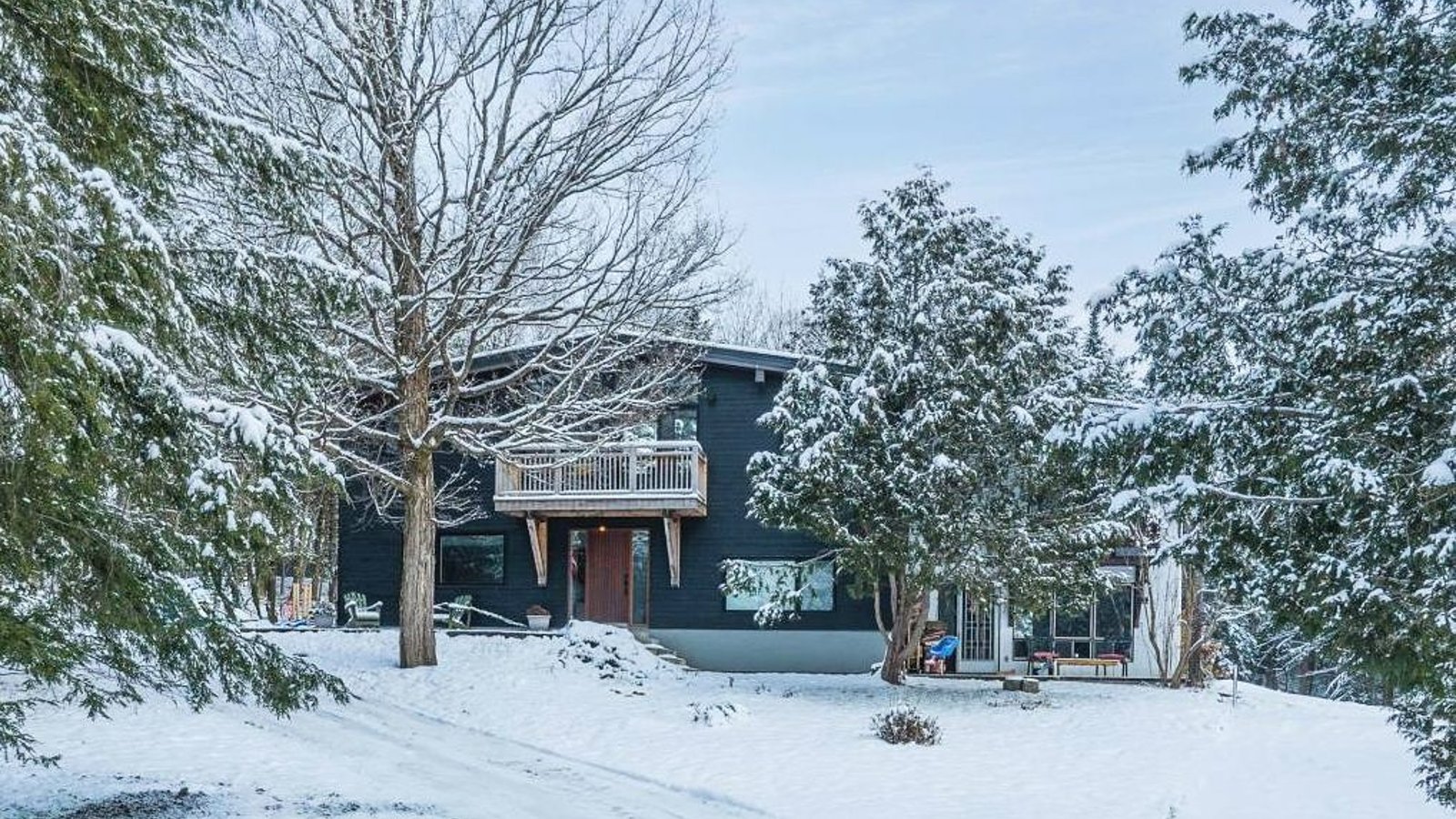 Un chaleureux intérieur modernisé et la tranquillité incomparable d'un boisé de 75 580 pi²