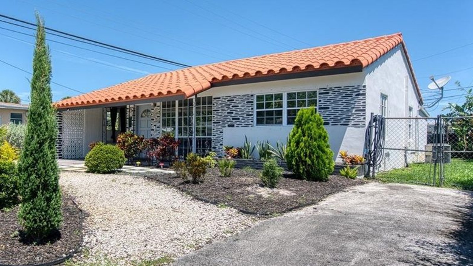 Cette maison d'apparence ordinaire fait réagir avec sa déco osée