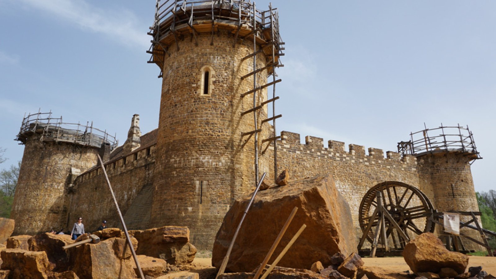 Des amis construisent un château médiéval en utilisant uniquement les techniques et matériaux du Moyen Âge