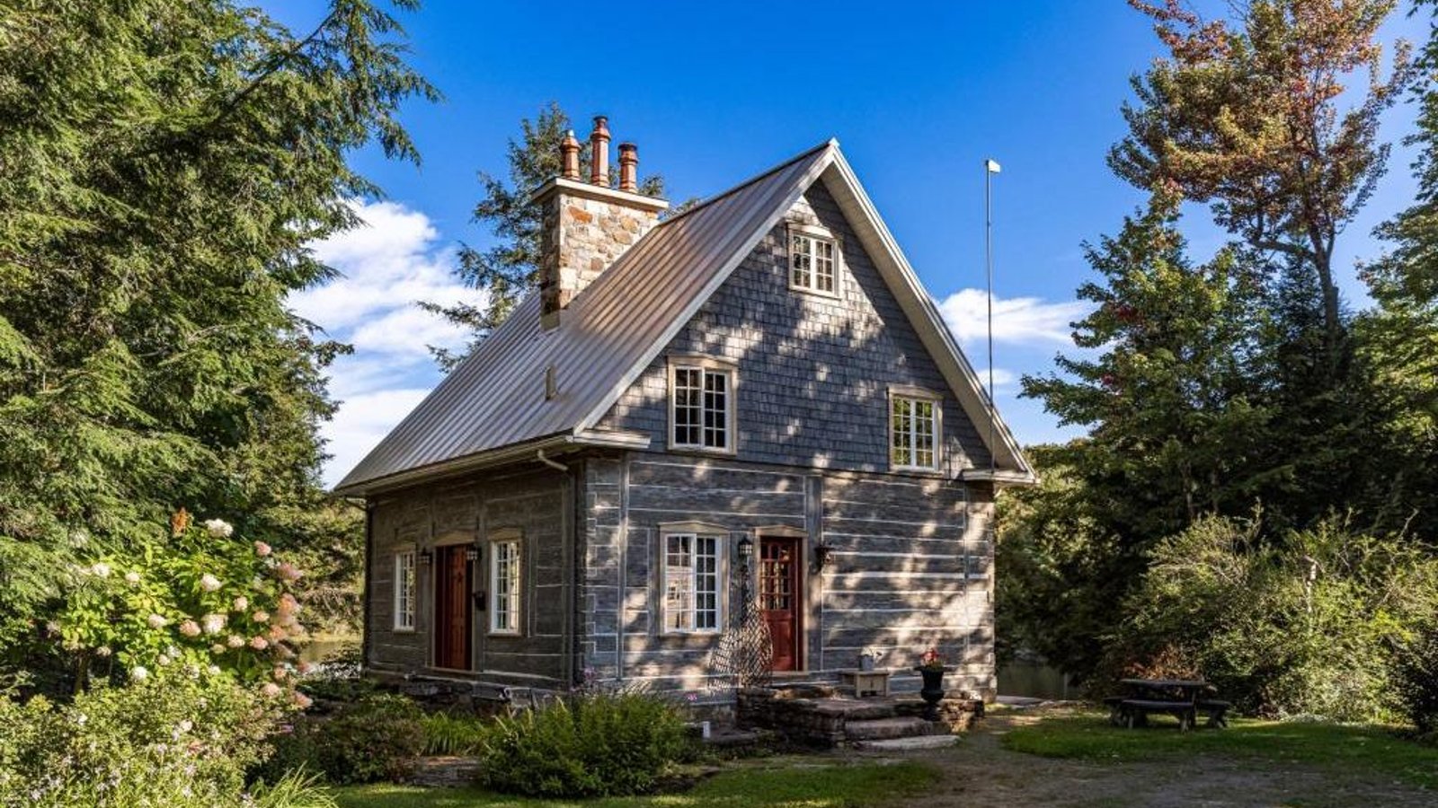 Beauté rustique longeant un lac dans un paradis boisé de plus de 138 acres