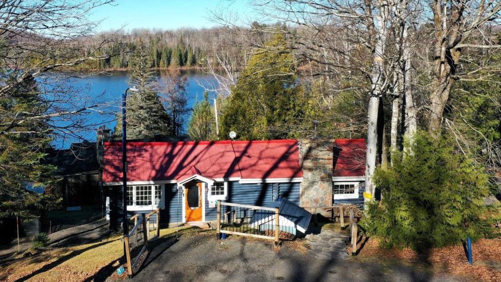 Irrésistible maison en bois rond surplombant un lac à vendre pour 369 900 $