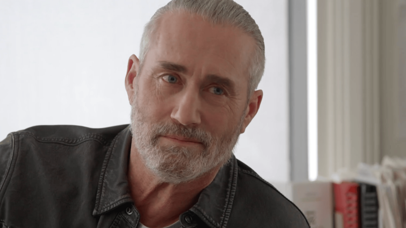 Hugo Dumas donne des détails croustillants sur la série dérivée de Toute la vie avec Roy Dupuis