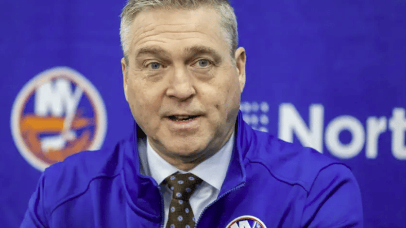 Le petit-fils de Patrick Roy prend la pose avec un chandail des Nordiques et il lui ressemble tellement