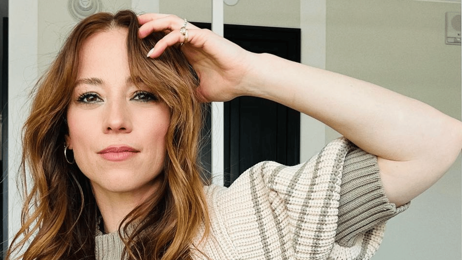 Karine Vanasse prend la pose avec un look révélateur