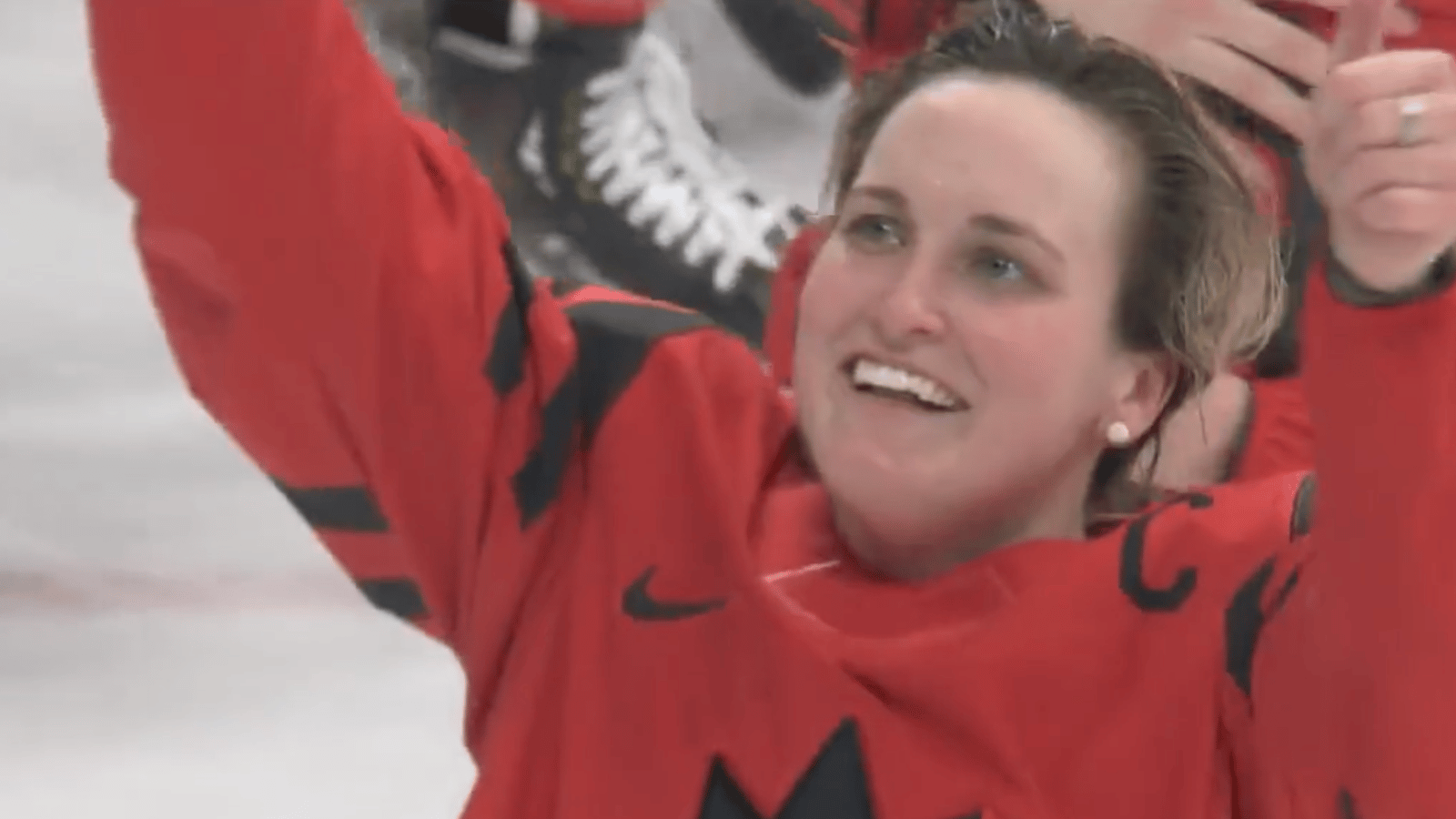 La réaction de Marie-Philip Poulin à la médaille d'or d'Équipe Canada est légendaire