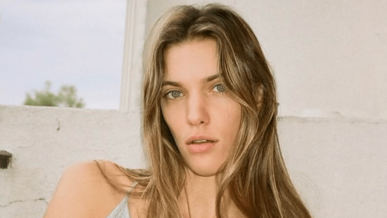 Charlotte Cardin prend la pose en maillot de bain sur la plage et elle semble bien se reposer