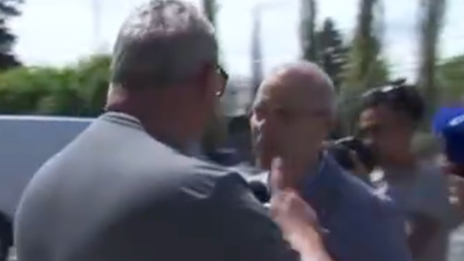 Moment très tendu entre Giovanni Apollo et Yves Poirier à la sortie du poste de police