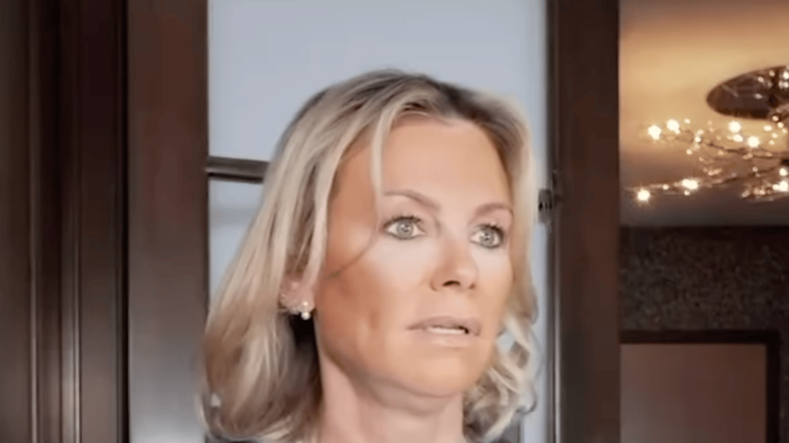 Caroline Néron dévoile une publicité pour son maquillage et c’est hilarant