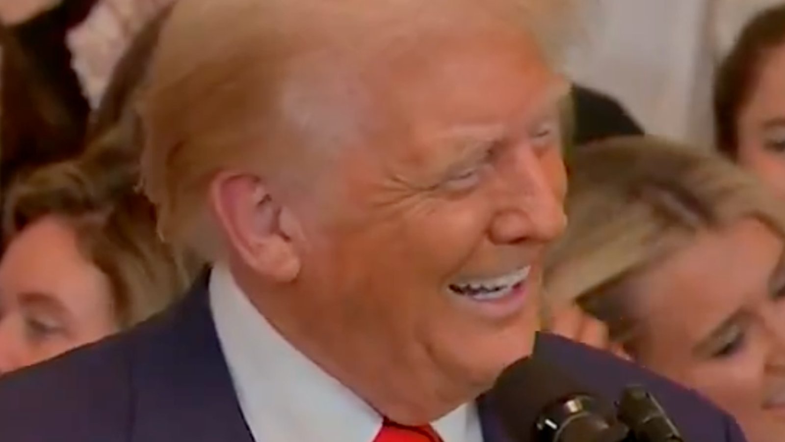 Donald Trump fait une blague douteuse sur la coupe de cheveux d’un sénateur