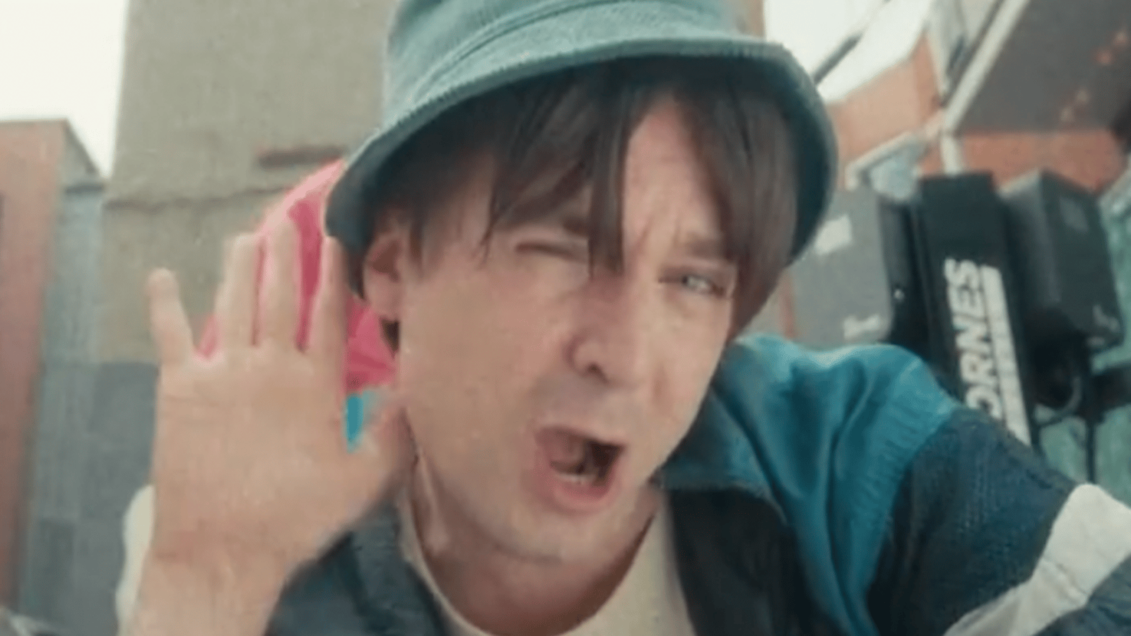 Arnaud Soly se moque des voitures électriques dans une chanson hilarante 