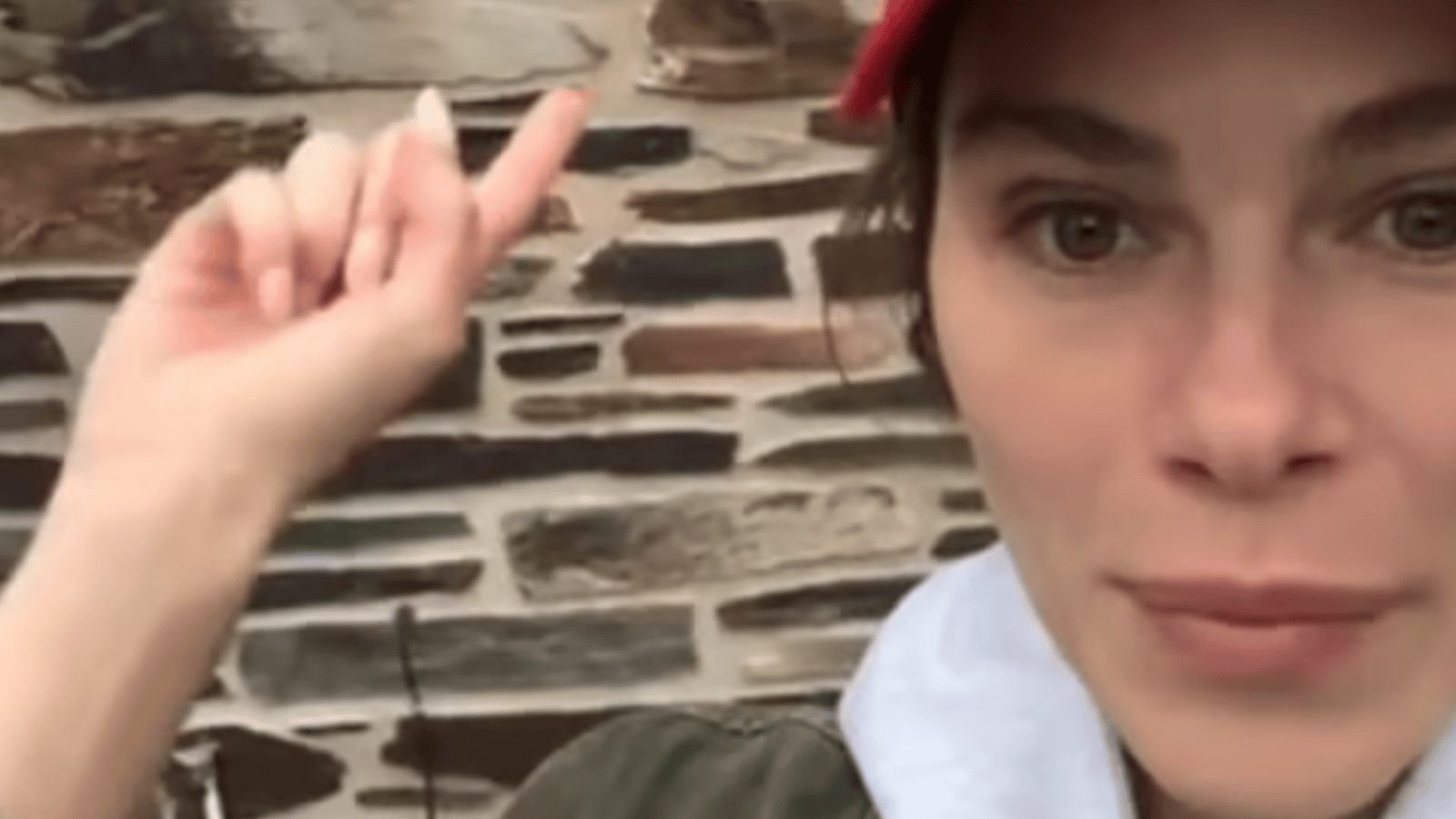Maripier Morin sollicite l'aide de ses fans en direct de chez elle