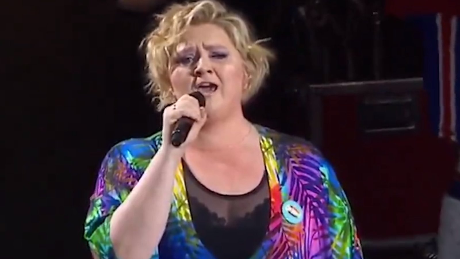 Debbie Lynch-White enflamme le Centre Bell en interprétant l'hymne national avant le match du Canadien